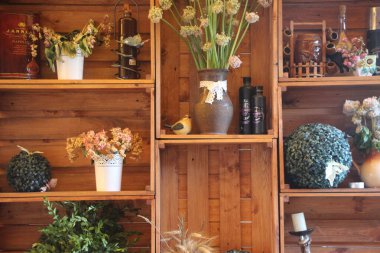 2 buket arpa ve bir demet mor Allison çiçeğiyle ya da ahşap duvardan önce vazoda süslemeli soğanla.