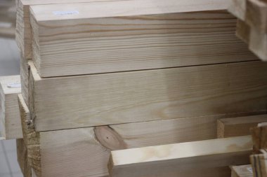 Mağazada yeni ahşap kalaslar var. Toptan ve perakende iş konsepti.