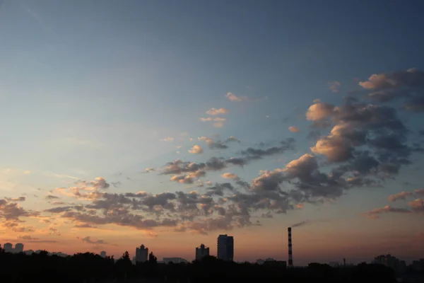 Blaurosa Und Goldener Himmel Mit Wolken Abendhimmel Schöner Sonnenuntergang — Stockfoto