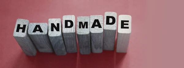 Ręcznie Robione Słowo Drewnianych Klockach Jasnoniebieskie Tło Hobby Handmade Koncepcji — Zdjęcie stockowe