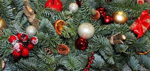 Kerstboomtakken Met Rode Gouden Kerstballen Nieuwjaarskaart Achtergrond — Stockfoto