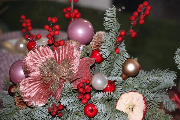Рождественские Украшения Розовом Красном Ветвях Зимней Ели — стоковое фото