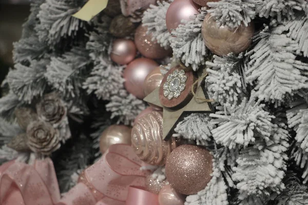 Çamur Pembesi Tozlu Gül Renkleriyle Süslenmiş Noel Ağacı Yeni Yıl — Stok fotoğraf