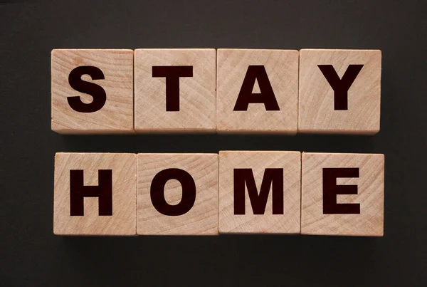 Stay Home Auf Holzblock Über Schwarzem Hintergrund Geschrieben Konzept Zur — Stockfoto