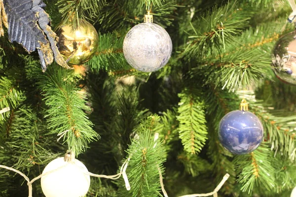 Рождество Новый Год Фон Ель Серебряными Голубыми Безделушками — стоковое фото