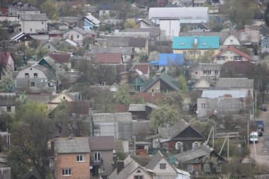 Sisli bir günde, büyük şehrin banliyölerindeki kırsal ve kasaba evlerinin en iyi açılı görüntüsü.