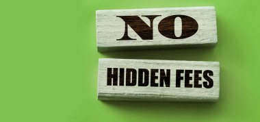 Kireç arkaplanındaki tahta bloklarda gizli harç kelimeleri yok. Vergiler ve cezalar finansal konsept.