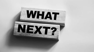 Ahşap bloklarda sırada ne var, yakın çekim, yukarıdan görüş. İş ya da sağlık hizmetleri için sonraki adımlar