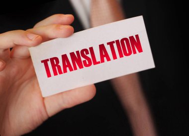 Mesaj kartına yakın çekim. İş adamının elinde çeviri. Küresel iş farklı kültürler kavramı.