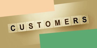 Müşteriler tahta bloklar hakkında konuşuyor. İş yönetimi ve pazarlama B2C kavramı.