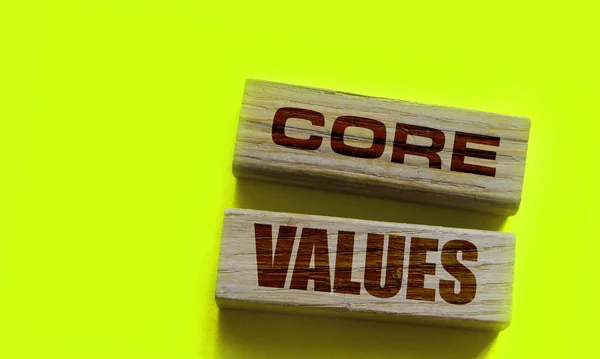 Rdzeń Wartość Słowo Drewniany Blok Żółty Tło Koncepcja Etyki Biznesu — Zdjęcie stockowe