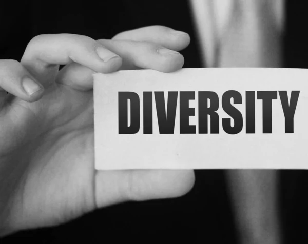 Diversità parola su una carta in mano uomo d'affari. Concetto sociale. No alla discriminazione sul luogo di lavoro. — Foto Stock