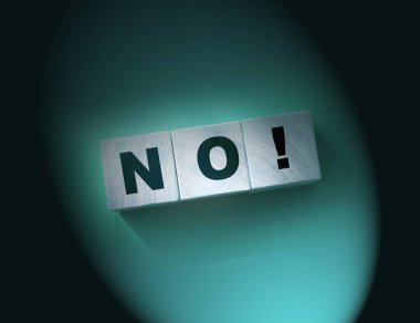 Ahşap küplerde kırmızı arka planda yazı yok. Olumsuz cevap kavramı. Risk yok, şiddet yok, ayrımcılık yok..