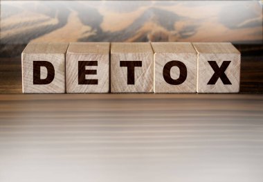 Tahta masadaki tahta bloklara yazılmış detoks kelimesi. Sağlık hizmetleri tıbbi konsepti