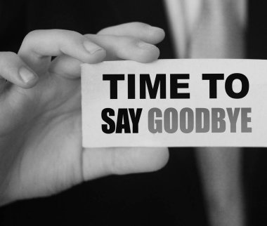 İş adamının elindeki kartla veda etme zamanı. İş sözleşmesi sonlandırma kavramı.