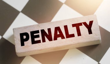 Satranç tahtasındaki tahta blokta bir mektup. Vergiler ve ücretli işletme kavramı.