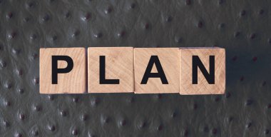 Üzerinde kırmızı deri arka plan olan tahta bloklar. İş planlama yönetimi kavramı.