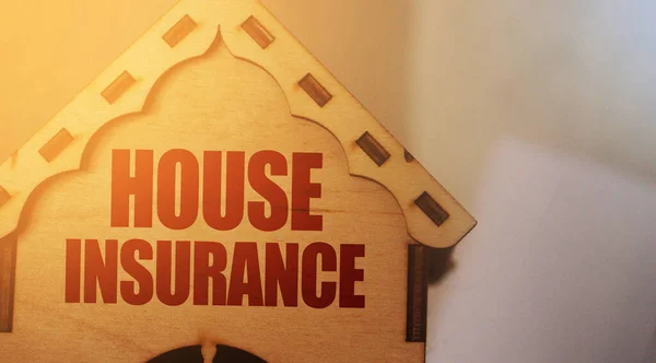 House Insurance Woorden Houten Speelgoed Huis Financieel Verslag Grafiek Achtergrond — Stockfoto