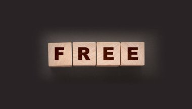 Kara arka planda tahta bloklarda bedava. İş konsepti.