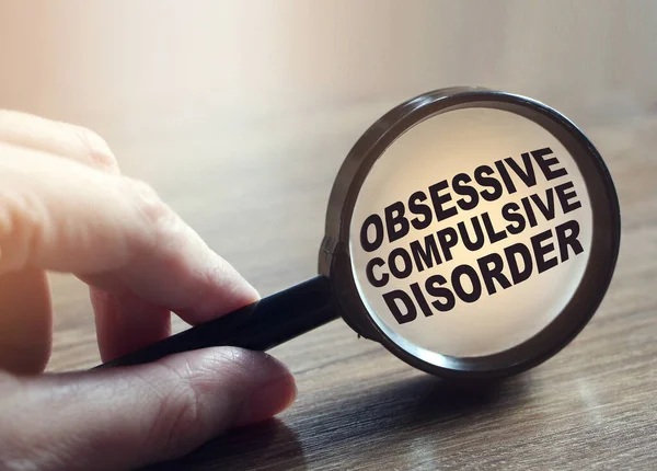 Obsesif Kompulsif Bozukluk Teşhisi büyüteç altında. Bu akıl hastalığının nedenleri, semptomları, teşhisi ve tedavisi. Sağlık hizmetleri tıbbi konsepti.
