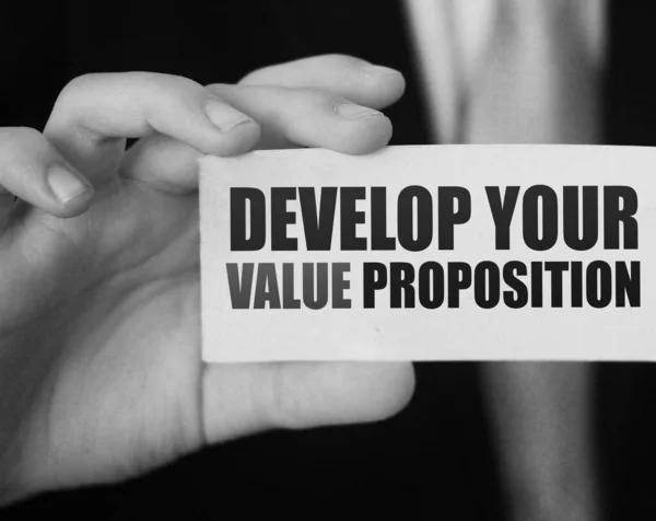 Affärsman Visar Ett Kort Med Texten Utveckling Din Värde Proposition — Stockfoto