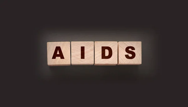 AIDS letters op houten blokjes. SOA seksueel overdraagbare ziekten — Stockfoto