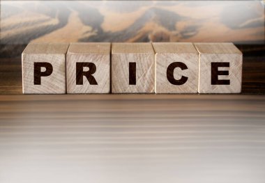 Ahşap arka plandaki tahta küplere yazıt fiyatı.