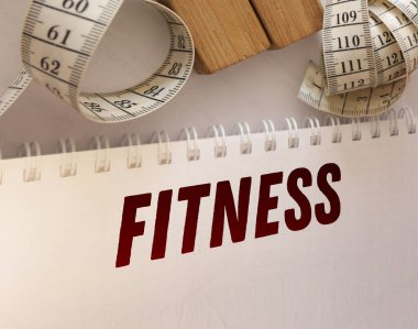 Mezurayı ve defter kağıdını yazım uygunluğuyla ölçüyorum. Sağlıklı zayıflatma diyeti ve zindelik kavramı.