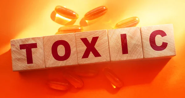 Mérgező Szó Kockákra Írva Omega Tablettákkal Körülvéve Méregtelenítő Egészségügyi Ellátás — Stock Fotó