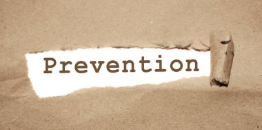 Yırtık kahverengi kağıdın altında yazan önlem. Sağlık hizmetleri tıbbi konsepti.