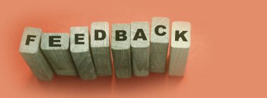 Yapı taşlarından yapılmış FEEDback kelimesi. Performans değerlendirme iş konsepti.