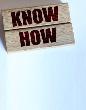 Tahta blokta nasıl konuşulur bilirsin. İş teknolojileri ve eğitim kavramı.