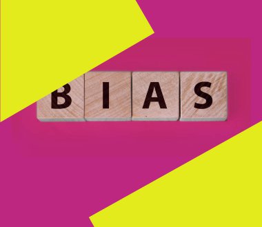 Tahta bloklar üzerinde önyargı kelimesi mavi arkaplan.