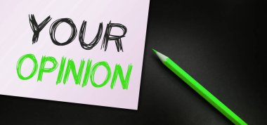 Düşünce metniniz kağıda turuncu kalemle yazılmış. İş müşterileri konsepti.