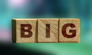 Tahta küpler büyük yazılıyor. Teknoloji sektörü kavramı.