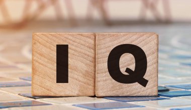 Tahta küp üzerinde IQ kelime kavramı. Zeka sembolü. Beyin ya da yetenek konsepti. Plaj okyanusu manzarasını rahatlatır.