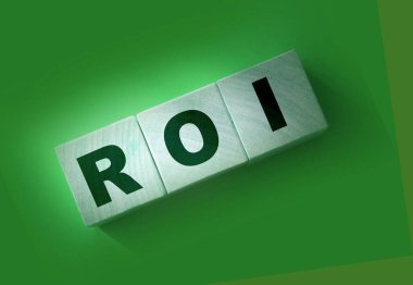 ROI - Yatırıma Dönüş - kırmızı zemin üzerinde tahta küplerin harfleri. İş göstergeleri kavramı.