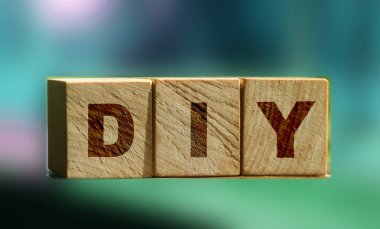 Ahşap küp bloklar ve kırmızı arka planda DIY harfleri. Doğayla iç içe iş kavramı