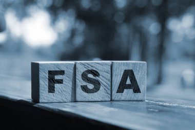 Tahta küplere yazılmış esnek harcama hesabı FSA. Mali konsept.