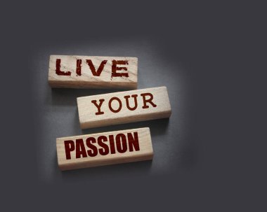 Tahta bloklara yazılmış tutkulu sözlerinizi yaşayın. Hayalindeki kaderi yaşa. Kişisel motivasyon koçluğu konsepti..