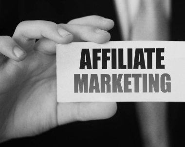 İş adamının elindeki kartla pazarlama kelimeleri. Arkadaş iş modeli kavramına atıfta bulun.