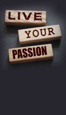 Tahta bloklara yazılmış tutkulu sözlerinizi yaşayın. Hayalindeki kaderi yaşa. Kişisel motivasyon koçluğu konsepti..