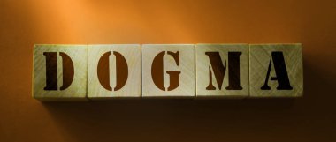 DOGMA kelimesi kırmızı arka planda ahşap harflerden yapılmış. İnanç psikolojisi kavramı.