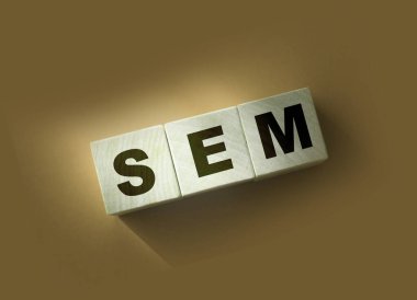 Tahta bloklardaki SEM harfleri kırmızıya. Pazarlama işi konsepti.