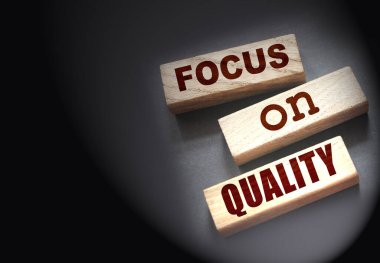 Ahşap blokların kaliteli sözlerine odaklan. İş konseptinde dürüstlük.