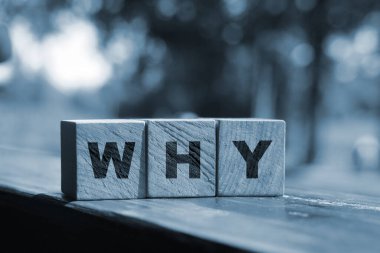 Neden yeşil doğa arka planında küp bloklar düzenlendi.