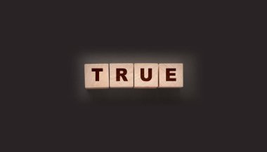 konsept kelime siyah arkaplandaki tahta küplerde doğrudur.