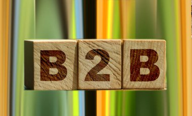 Tahta küplerdeki B2C harfleri dışarıda duran ahşap masaya konmuş. Yaz doğası geçmişi. Ticaretten müşteriye konsept. İstemci odaklı.