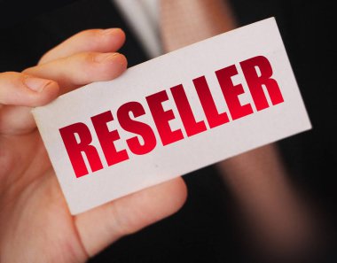Reseller kelimesinin yazılı olduğu bir kart tutan bir iş adamı. İş konsepti yeniden yükleniyor.