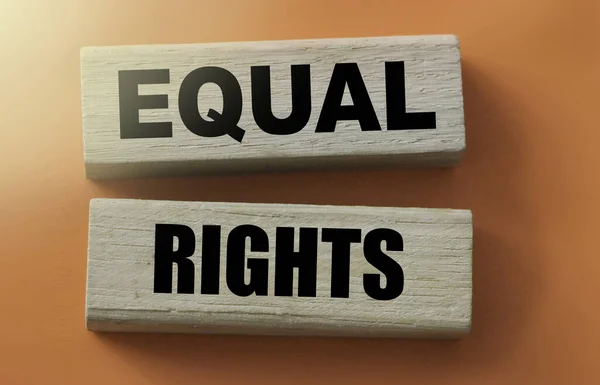 Gleiche Rechte Worte Auf Holzklötzen Auf Rotem Hintergrund Gleichberechtigtes Gesellschaftskonzept — Stockfoto